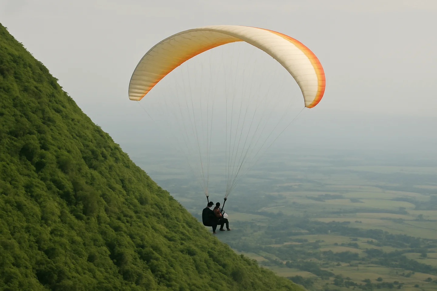 Visualización editorial de un piloto y un pasajero en un vuelo biplaza de parapente sobre un paisaje verde del Valle del Cauca.