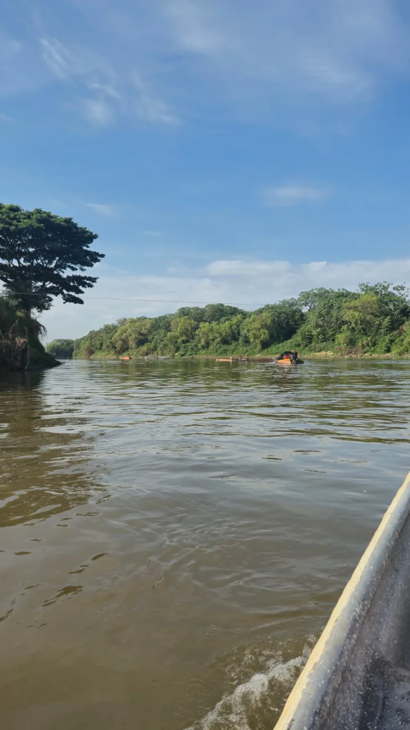 Recorrido en lancha por el río Cauca durante la experiencia de avistamiento de aves Recorrido en lancha por el río Cauca durante la experiencia de avistamiento de aves